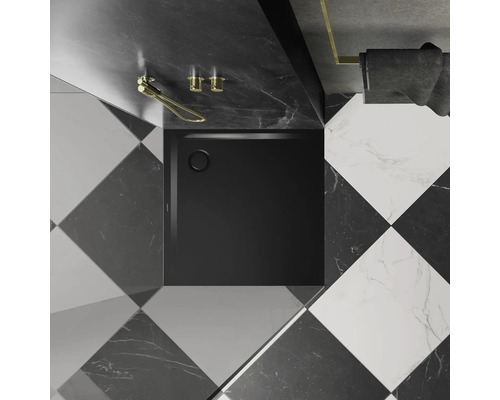 Čierna sprchová vanička v kúpeľni so šachovnicovými dlaždicami