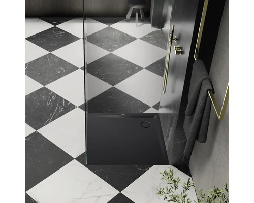Čierny sprchovací kút so sklenenou stenou na šachovnicových dlaždiciach