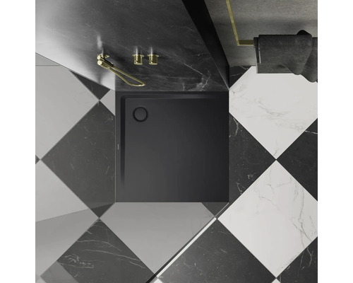 Sprchová vanička v kúpeľni so šachovnicovými dlaždicami