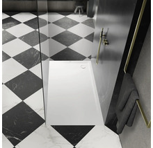 Moderná kúpeľňa so sprchovou vaničkou, šachovnicovými dlaždicami a zlatistými akcentmi