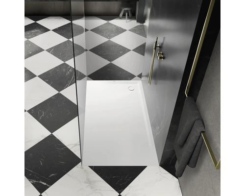 Moderná kúpeľňa so sprchovou vaničkou, šachovnicovými dlaždicami a zlatistými akcentmi