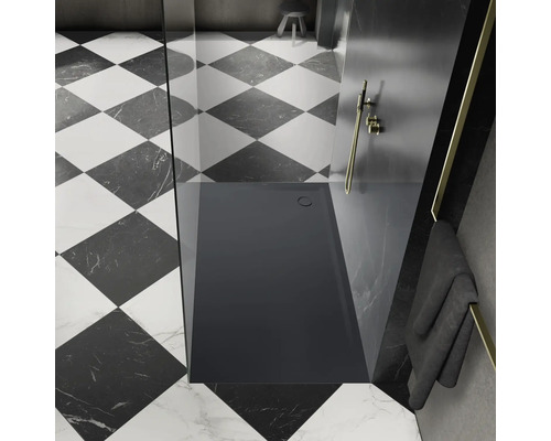 Sprchovací kút so splachovacou sprchovou vaničkou v kúpeľni so šachovnicovými dlaždicami
