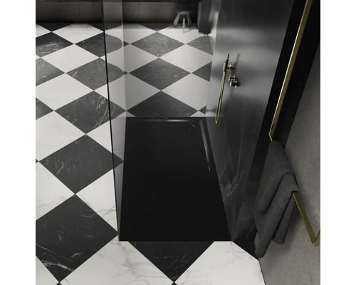Čierna sprchová vanička v kúpeľni s šachovnicovými obkladmi