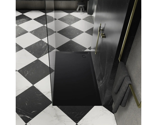 Čierna sprchová vanička v kúpeľni so šachovnicovými dlaždicami