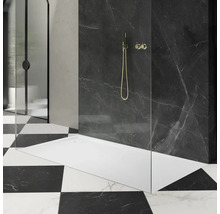 Kúpeľňa so sprchovacím kútom, mramorovou stenou a šachovnicovými dlaždicami