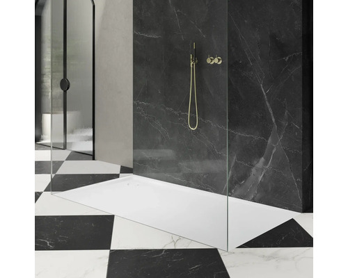 Kúpeľňa so sprchovacím kútom, mramorovou stenou a šachovnicovými dlaždicami