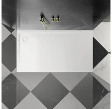 Obdĺžniková sprchová vanička v kúpeľni s dlaždicami