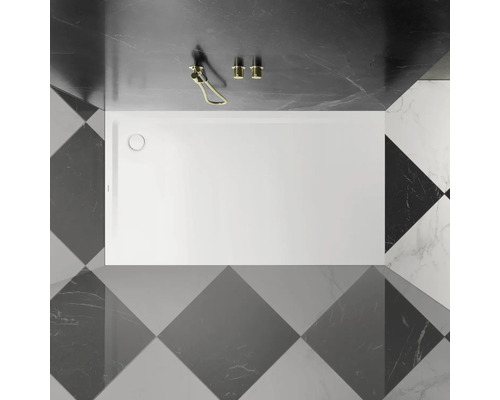 Obdĺžniková sprchová vanička v kúpeľni s dlaždicami