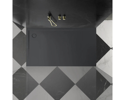 Sprchová vanička v kúpeľni so vzorom šachovnicových dlaždíc