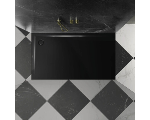 Čierna sprchová vanička v kúpeľni so šachovnicovými dlaždicami