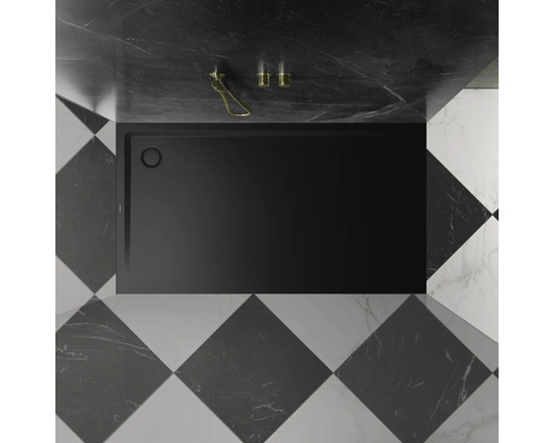 Čierna sprchová vanička v kúpeľni so šachovnicovými dlaždicami