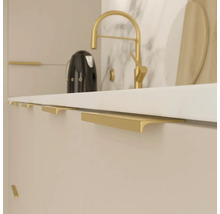 Kuchynská scéna s modernými úchytkami na skrinkách a armatúrou