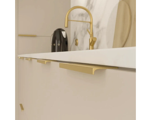 Kuchynská scéna s modernými úchytkami na skrinkách a armatúrou