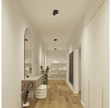 Chodba so zrkadlom, konzolou, osvetlením a drevenou podlahou