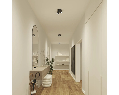 Chodba so zrkadlom, konzolou, osvetlením a drevenou podlahou