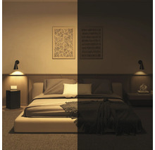 Spálňa s posteľou, nočnými stolíkmi a nástennými svietidlami za denného svetla a v tme