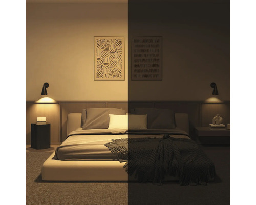 Spálňa s posteľou, nočnými stolíkmi a nástennými svietidlami za denného svetla a v tme