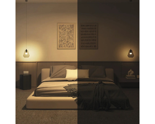 Spálňa s posteľou a závesnými svetlami, zobrazenie možností osvetlenia