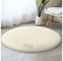 Okrúhly koberec s vysokým vlasom v interiéri