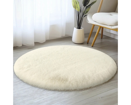 Okrúhly koberec s vysokým vlasom v interiéri
