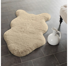 Koberec z teddy kožešiny s dizajnom medveďa na dlaždicovej podlahe