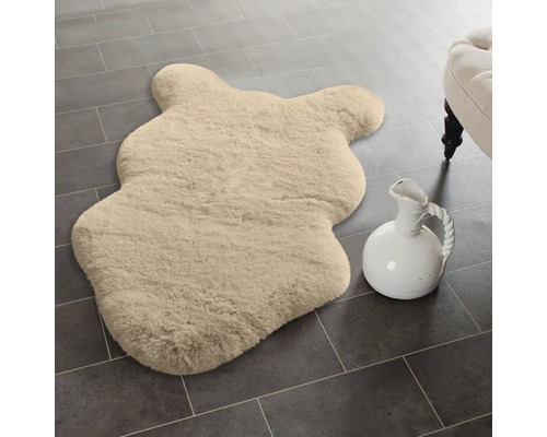 Koberec z teddy kožešiny s dizajnom medveďa na dlaždicovej podlahe