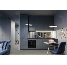 Moderný obývací priestor s kuchynským kútom, jedálenským stolom a stoličkami.