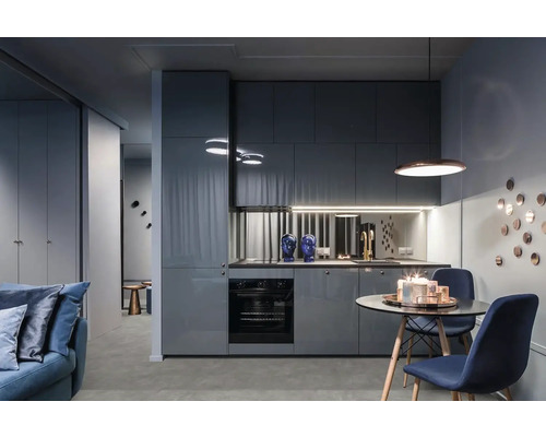 Moderný obývací priestor s kuchynským kútom, jedálenským stolom a stoličkami.