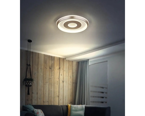 Moderné stropné svietidlo v obývacej izbe s dreveným obkladom