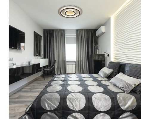 Spálňa so stropným svietidlom, posteľou a závesmi