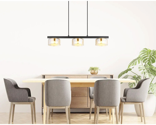 Jedáleň so závesným svietidlom nad jedálenským stolom a stoličkami