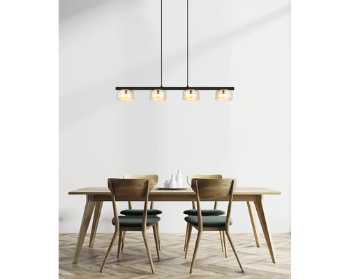 Jedálenský stôl so závesným svietidlom so štyrmi svetlami a sklenenými tienidlami