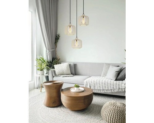 Obývacia izba s pohovkou, konferenčným stolíkom a tromi závesnými svetlami