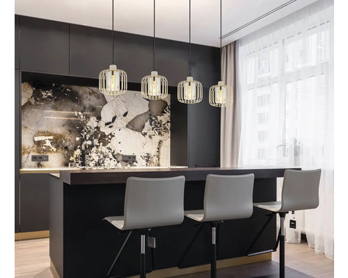 Kuchynská scéna so štyrmi závesnými svetlami nad kuchynským ostrovom a barovými stoličkami