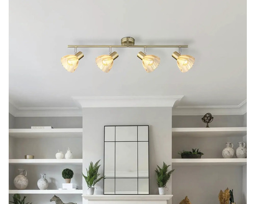 Stropné svietidlo so štyrmi reflektormi v obývacej izbe