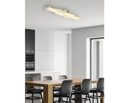 Jedáleň s dreveným stolom a stropným svietidlom