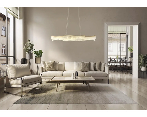 Obývacia izba s pohovkou, kreslom, kobercom a závesnou lampou