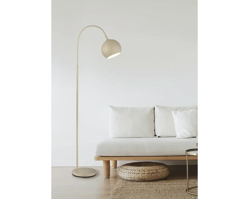 Stojacia lampa v obývacej izbe s pohovkou a kobercom