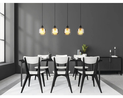 Jedáleň s jedálenským stolom, stoličkami a štyrmi závesnými svietidlami