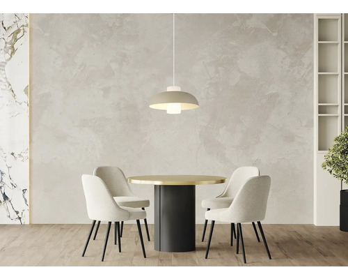 Jedáleň s jedálenským stolom, stoličkami a závesnou lampou