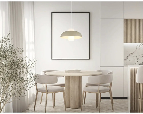 Svetlá jedáleň s jedálenským stolom, stoličkami a závesným svietidlom