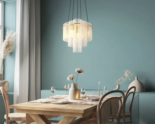 Jedáleň s jedálenským stolom a závesnou lampou so sklenenými príveskami