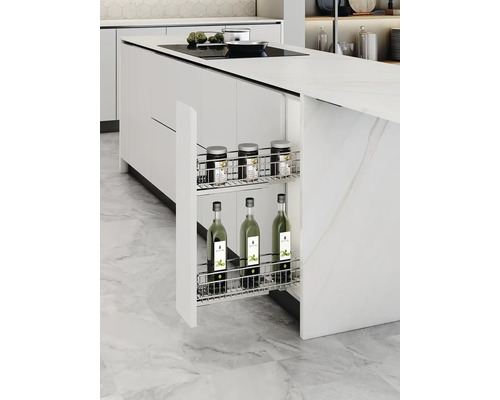 Kuchynský ostrovček s výsuvným kovovým regálom na korenie, plný korenia a fliaš oleja.