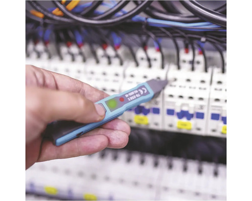 Ruka drží skúšačku napätia pred poistkovou skriňou