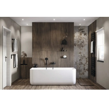 Moderná kúpeľňa s voľne stojacou vaňou, drevenými prvkami a kvetinovými akcentmi