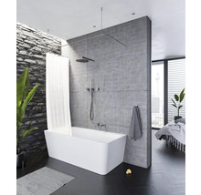 Moderná kúpeľňa s voľne stojacou vaňou, sprchovým závesom a sivou stenou