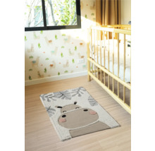 Detská izba s kobercom a zvieracím motívom vedľa detskej postieľky