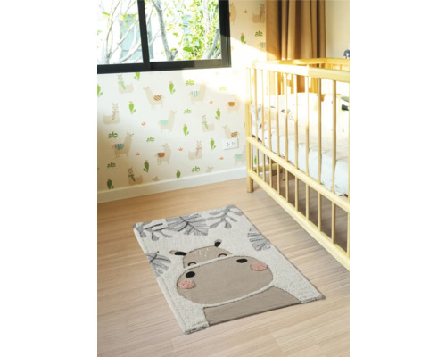 Detská izba s kobercom a zvieracím motívom vedľa detskej postieľky