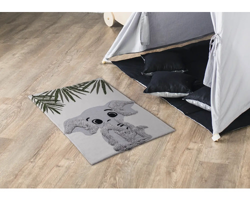 Hracia izba s kobercom so sloním motívom, hracím stanom a vankúšmi.