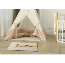 Hrací stan s vankúšmi a kobercom v detskej izbe